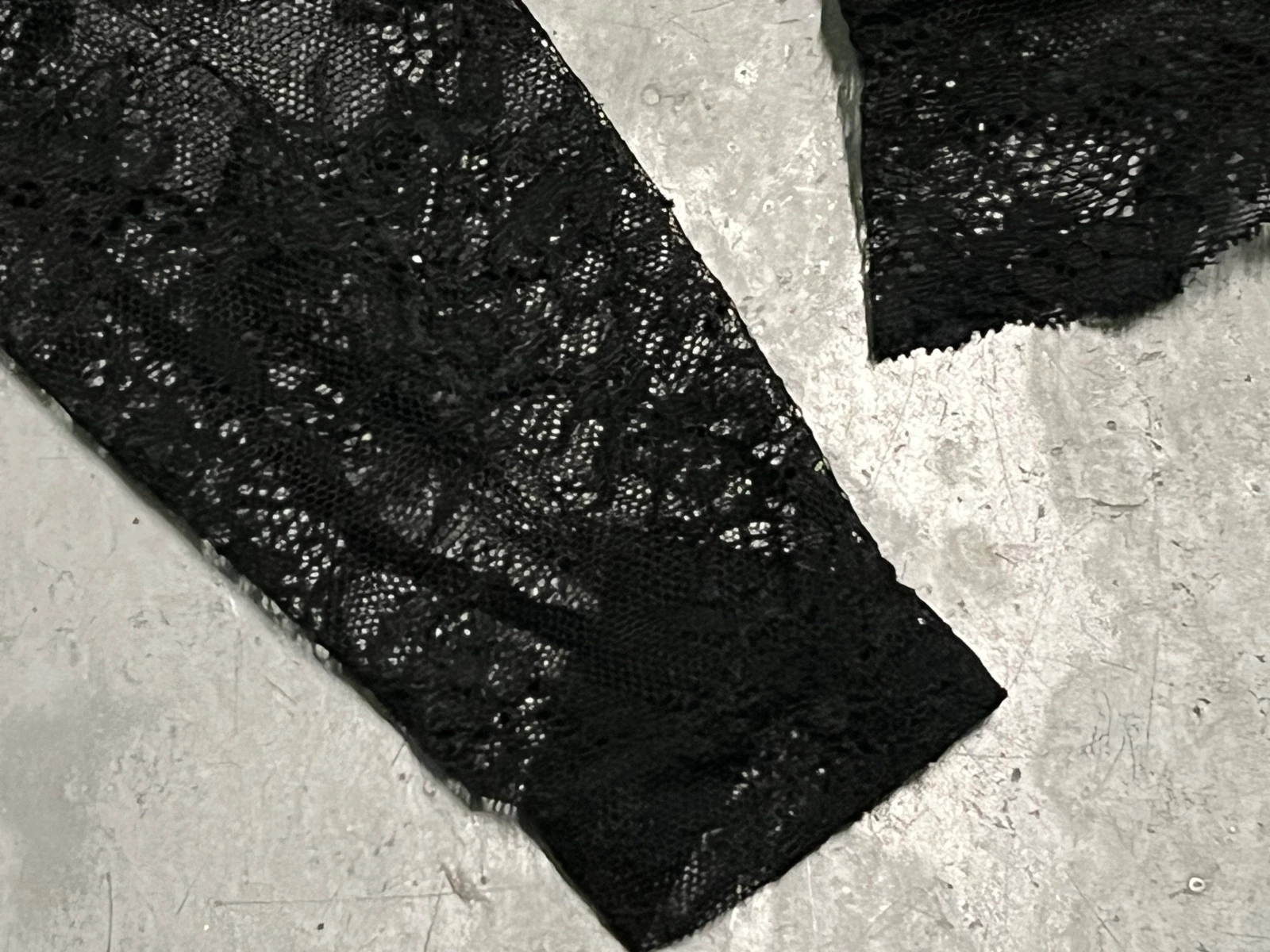 Top cropped preto com mangas de renda – photo 7